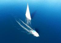 парусная яхта парусная лодка моторная лодка в синем море